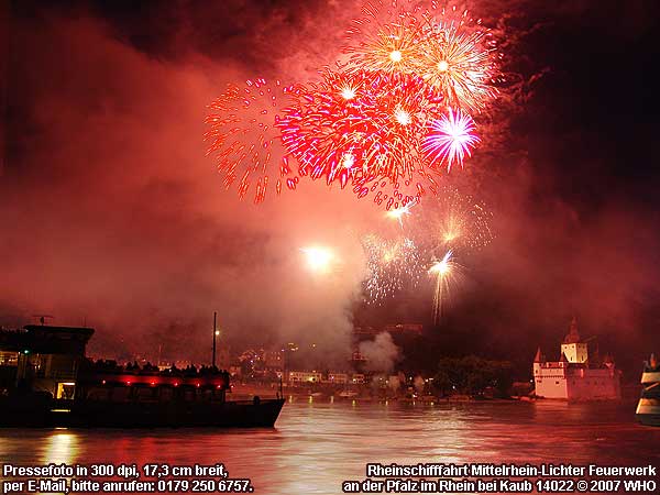 Rheinschifffahrt Mittelrhein-Lichter Feuerwerk an der Pfalz am Rhein bei Kaub