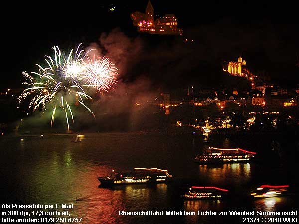 Weinfest Sommernacht Bacharach am Rhein Feuerwerk Rheinschifffahrt